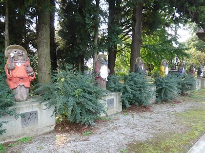 茂林寺 参道脇のタヌキたち